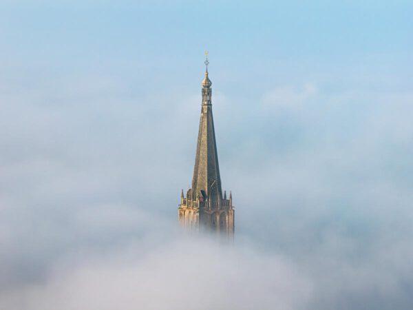 Toren Martinikerk Doesburg in de mist